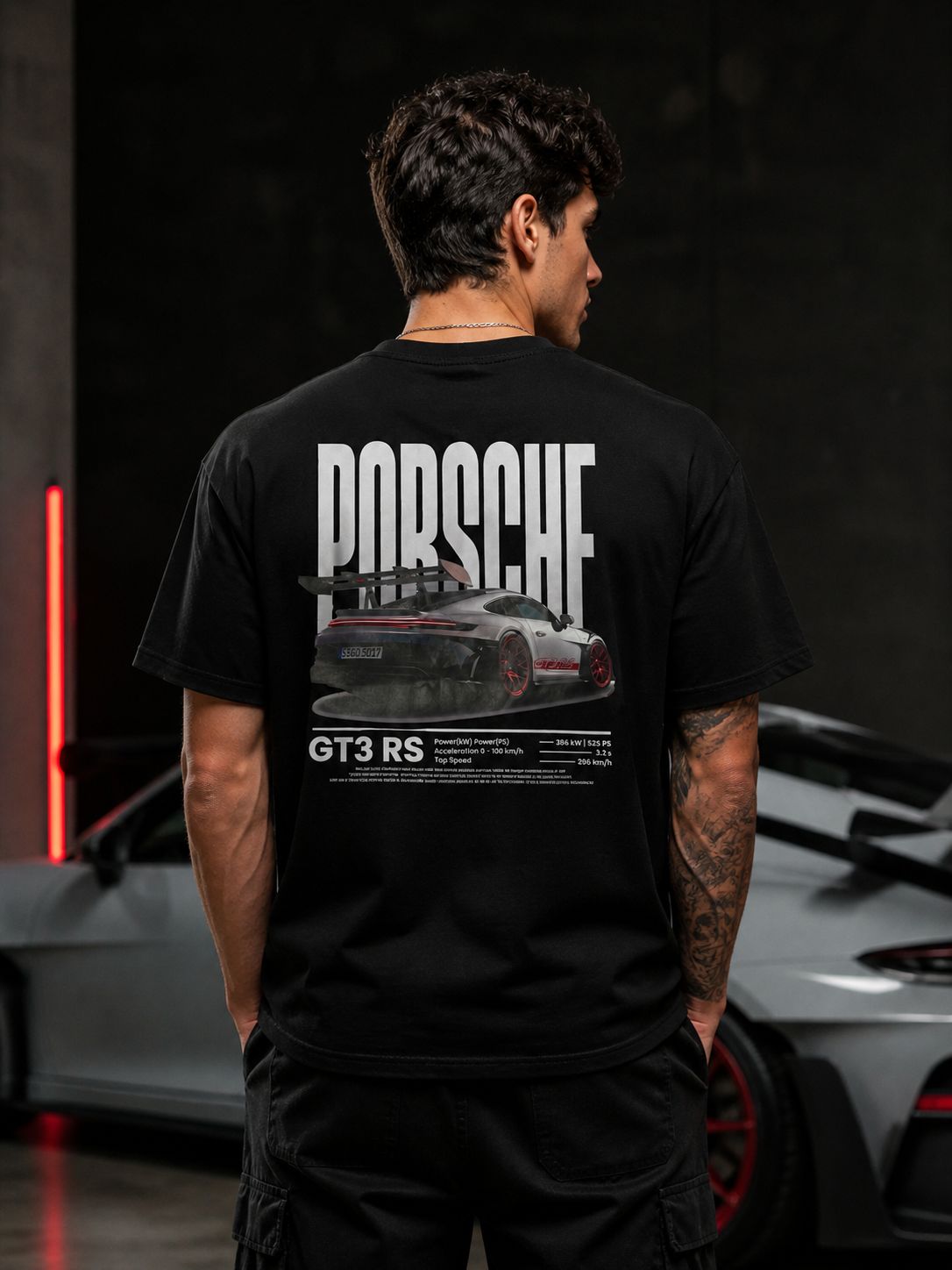 Remera Porsche negra de espalda